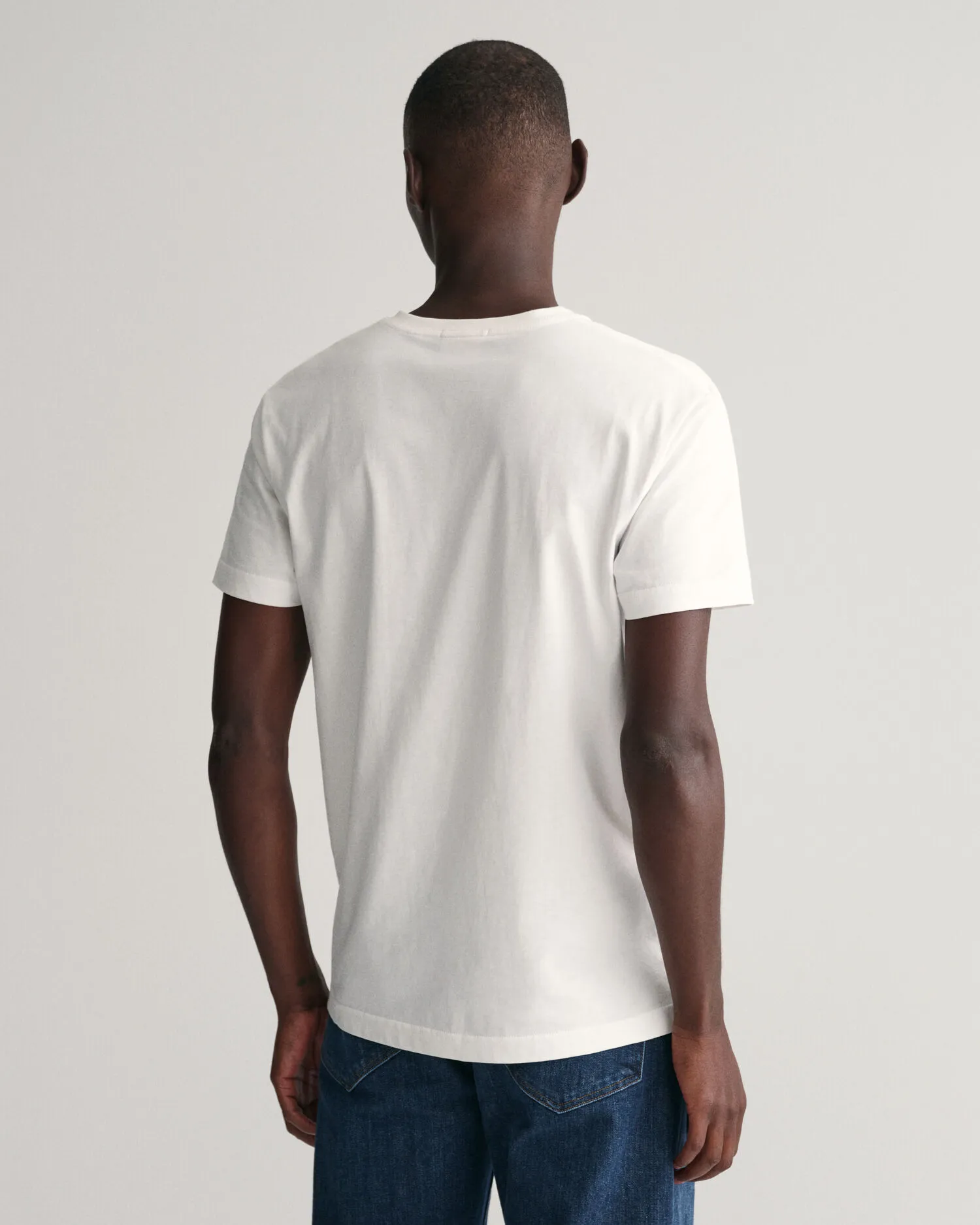 Camiseta Slim Fit Shield con cuello de pico