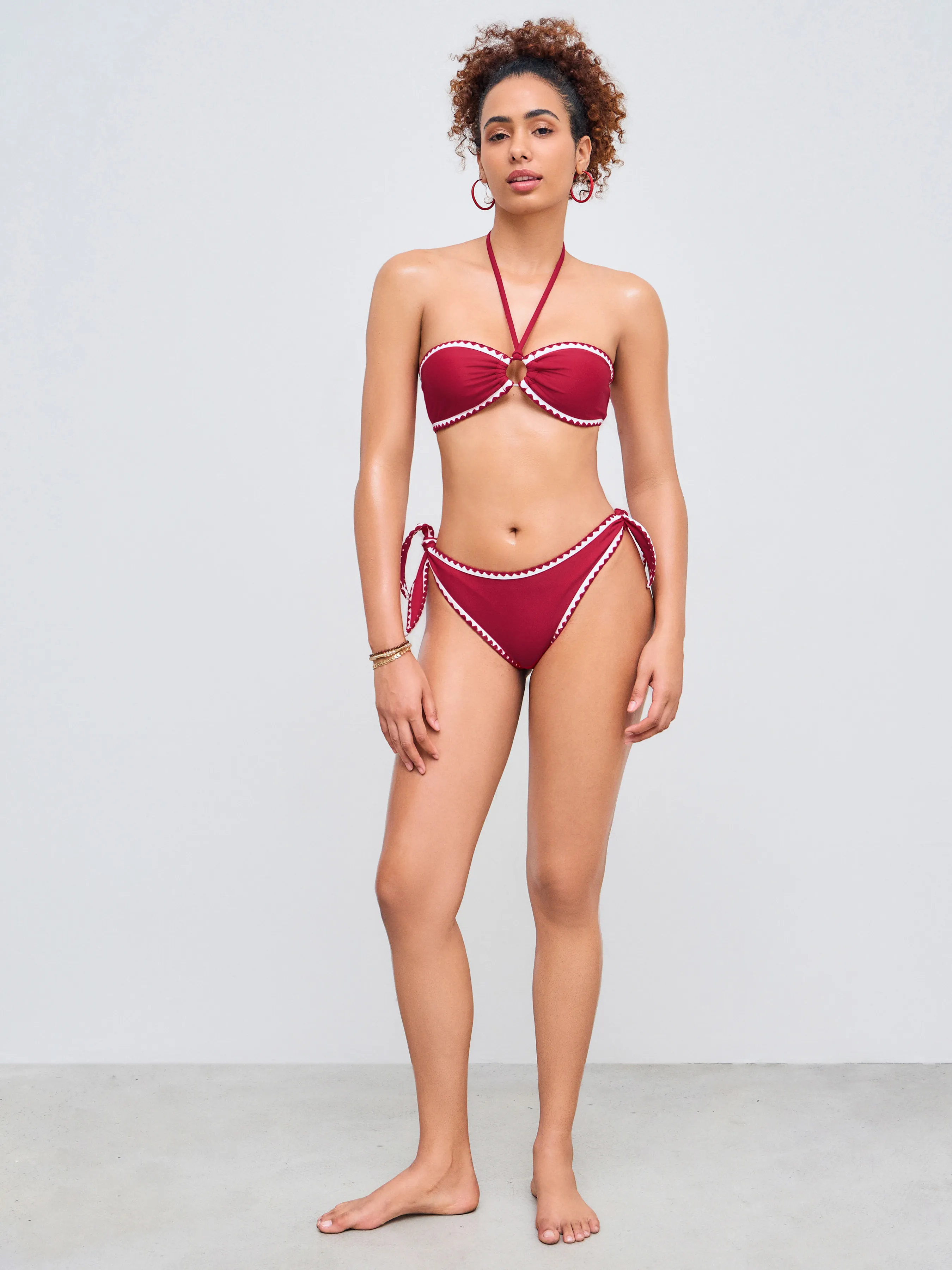 Conjunto de Bikini con Cuello Halter, Anilla en O, Ribete Contraste y Lazo Lateral con Aro